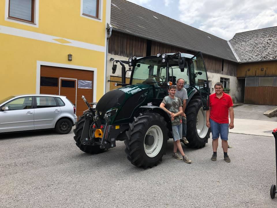 Traktorübergabe

an Familie Allinger aus
3613 Attenreith - Albrechtsberg

Valtra A104 MH4

Viel Erfolg und alles Gute!