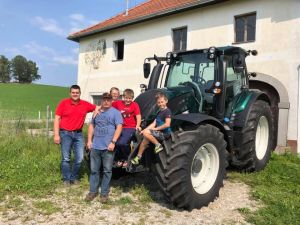 Traktorübergabe

an Herrn Bauernberger Alois aus
  4283 Bad Zell - Aich

Valtra N154eD

Viel Erfolg und alles Gute!