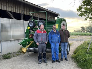 Maschinenübergabe
            
an Familie Baumgartner aus
  3662 Münichreith - Mayerhofen

Rundballenpresse McHale 5400c

Viel Erfolg und alles Gute!