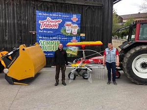Maschinenübergabe

an Herrn Beneder Bernhard aus
3925 Arbesbach - Neustift

Einkreiselschwader Pöttinger TOP 382
und Siloschneidezange Mammut SC195

Viel Erfolg und alles Gute