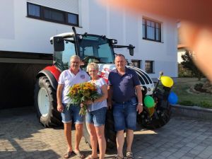 Traktorübergabe

an Herrn Brandstätter Martin aus
  2620 Raglitz - Auerfeld
anlässlich seines Geburtstages

Steyr 4085 Kompakt

Viel Erfolg und alles Gute!