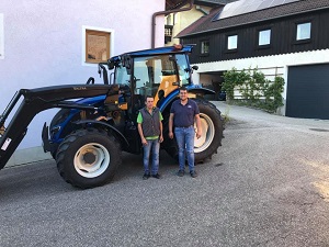 Traktorübergabe

an Herrn Chalupsky Roman aus
  4294 St. Leonhard - Stiftung

Valtra A114 MH4 mit Frontlader

Viel Erfolg und alles Gute