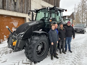 Traktorübergabe

an Familie Eichinger aus
3921 Langschlag - Langschlägerwald

Valtra A115 MH4

 Viel Erfolg und alles Gute