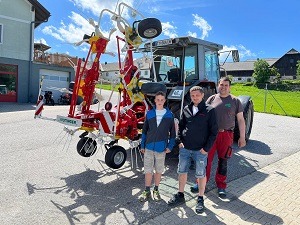 Maschinenübergabe

an Familie Eichinger aus
3921 Langschlag - Langschlägerwald

Pöttinger Zettkreisel HIT 6.61

Viel Erfolg und alles Gute