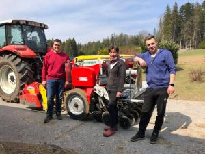 Maschinenübergabe

an Familie Freund aus
  3925 Arbesbach - Altmelon

Pöttinger Sämaschine Vitasem 252

Viel Erfolg und alles Gute