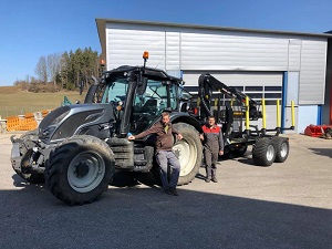 Traktorübergabe

an Firma Gartner GmbH aus
  3392 Schönbühel

Valtra N114eh und Palms Rückewagen H13U
mit Ladekran K7.94

Viel Erfolg und alles Gute