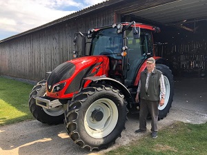 Traktorübergabe

an Herrn Gererstorfer Karl aus
  3824 Grossau - Rabesreith

Valtra A114MH4

Viel Erfolg und alles Gute