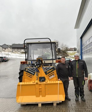Maschinenübergabe

an Glaser Alfred aus
3920 Groß Gerungs - Griesbach

Uniforest Seilwinde Uni 55 Hpro

 Viel Erfolg und alles Gute