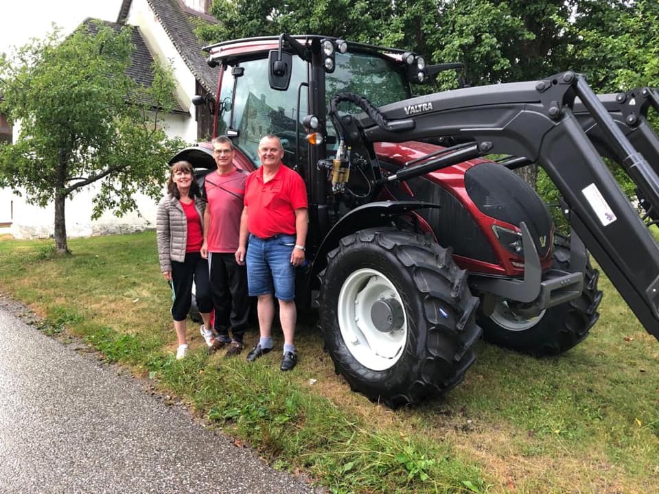 Traktorübergabe

an Familie Grasser
Vorführmaschine

Valtra A104 MH4

Viel Erfolg und alles Gute!