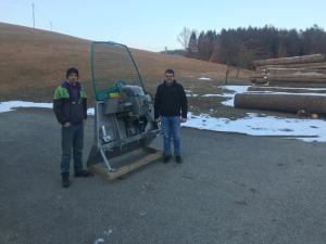 Maschinenübergabe

an Herrn Gstöttenmayr Markus aus
4292 Kefermarkt - Weinberg

Seilwinde Pfanzelt S160
Viel Erfolg und alles Gute