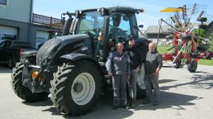 Traktorübergabe

an Herrn Laier Josef und Haumer Werner
aus 3962 Heinrichs - Oberlembach

Valtra N114eH
Viel Erfolg und alles Gute