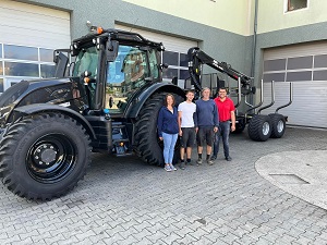 Traktor- und Maschinenübergabe

an Familie Hayder aus
4272 Weitersfelden - Straßreit

Valtra N135A und Palms H10D mit K5.85

Viel Erfolg und alles Gute