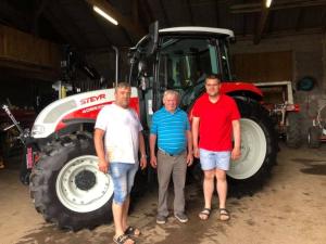 Traktorübergabe

an Familie Heindl aus
  3533 Friedersbach - Oberwaltenreith

  Steyr 4095 Kompakt ET

Viel Erfolg und alles Gute