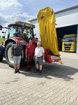 Maschinenübergabe

an Familie Hiemetzberger Herbert aus
3921 Langschlag - Langschlägerwald

Pöttinger Scheibenmäher Novadisc 302

 Viel Erfolg und alles Gute