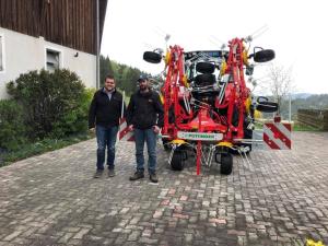 Maschinenübergabe

an Herrn Hinterndorfer Bernhard aus
  3925 Arbesbach - Brunn

Pöttinger Zettkreisel Hit 8.81

Viel Erfolg und alles Gute