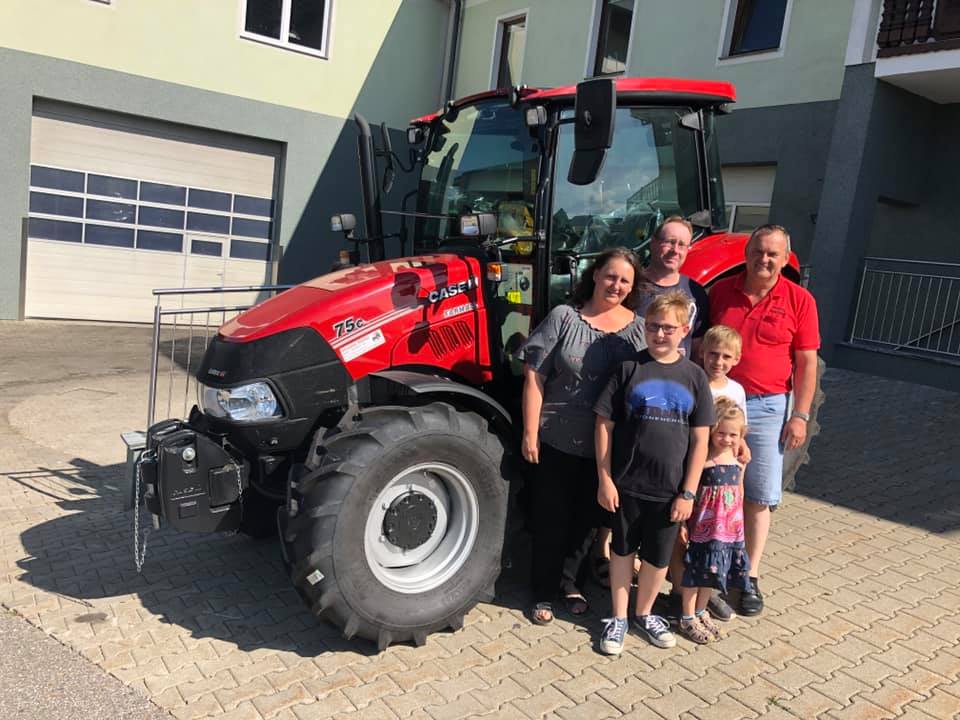 Traktorübergabe

an Familie Hofbauer aus
3533 Friedersbach - Wolfsberg

CaseFarmall75C

Viel Erfolg und alles Gute!