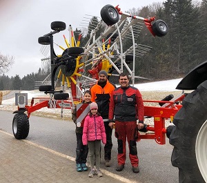 Maschinenübergabe

an Herrn Holl Martin aus
  3925 Arbesbach - Neustift

Pöttinger Doppelschwader TOP 762C

Viel Erfolg und alles Gute