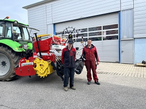 Maschinenübergabe

an Herrn Holzmann Johann aus
3925 Arbesbach - Schwarzau

Pöttinger Kreiselgge Lion 303 und
Anbausämaschine Vitasem 302A

 Viel Erfolg und alles Gute