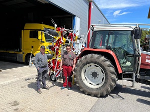 Maschinenübergabe

an Familie Holzmann aus
3925 Arbesbach - Rammelhof

Pöttinger Zettkreisel HIT 8.81

Viel Erfolg und alles Gute