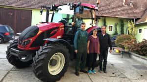 Traktorübergabe

an Herrn Jager Dieter aus
3753 Hötzelsdorf - Sieghartsreith

Valtra A104
Viel Erfolg und alles Gute