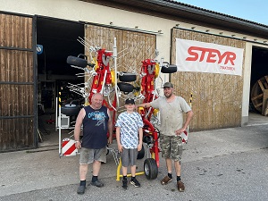 Maschinenübergabe

an Familie Kaltenberger Johannes aus
4273 Unterweißenbach

Pöttinger Zettkreisel HIT 8.81

 Viel Erfolg und alles Gute