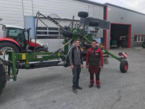 Maschinenübergabe

an Familie Katzinger aus
3900 Schwarzenau - Stögersbach

Doppelseitenschwader Fendt Former 1452
( Fella Juras 1452 )
Viel Erfolg und alles Gute