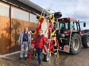 Maschinenübergabe

an Familie Kaufmann aus
  4252 Liebenau

Pöttinger Zettkreisel HIT 6.61 

Viel Erfolg und alles Gute