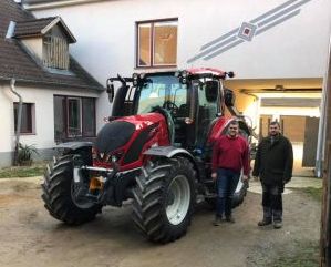 Traktorübergabe

an Herrn Kropfreiter Konrad aus
3910 Zwettl - Jahrings

Valtra N114eH5
Viel Erfolg und alles Gute