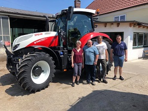 Traktorübergabe

an Familie Lager aus
3580 Mold

Steyr 6145 Profi CVT

 Viel Erfolg und alles Gute