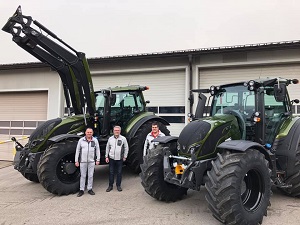Traktorenübergabe

an Firma Leonhardsberger Christian GesmbH
aus 4252 Liebenau - Windhagmühl

Valtra T234D mit Frontlader und N174D
in spezieller Lackierung 

Viel Erfolg und alles Gute