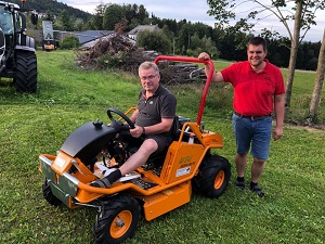 Maschinenübergabe

an Herrn Leonhardsberger Christian
  4252 Liebenau - Windhagmühl

AS Motor Aufsitzmäher 940 Sherpa 4WD

Viel Erfolg und alles Gute