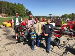 Maschinenübergabe

an Familie Leutgeb aus
3925 Arbesbach - Rammelhof

Zettkreisel Fella Sanos 8608
Viel Erfolg und alles Gute