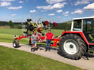 Maschinenübergabe

an Herrn Leutgeb Karl aus
3925 Arbesbach - Rammelhof

Doppelschwader Pöttinger TOP 612

Viel Erfolg und alles Gute