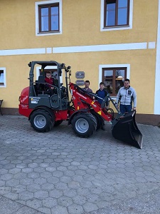 Maschinenübergabe

an Familie Leutgeb Franz aus
3925 Arbesbach - Rammelhof

Hoftrac Weidemann 1160e

Viel Erfolg und alles Gute