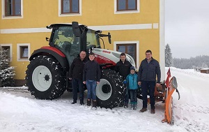 Traktorübergabe

an Herrn Leutgeb Franz aus
  3925 Arbesbach - Rammelhof

Steyr 4130 Expert CVT   

Viel Erfolg und alles Gute
