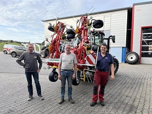Maschinenübergabe

an Herrn Leutgeb Karl und Manfred aus
3925 Arbesbach - Rammelhof

Pöttinger Zettkreisel HIT 8.81

 Viel Erfolg und alles Gute