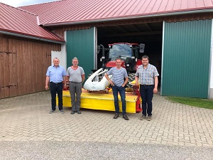 Maschinenübergabe

an Familie Leutgeb aus
  3925 Arbesbach - Rammelhof

   Pöttinger Novacat 301 alpha-motion master

Viel Erfolg und alles Gute