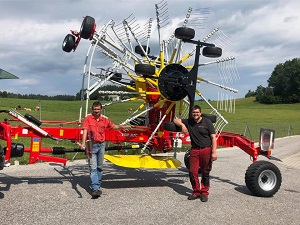 Maschinenübergabe

an Herrn Leutgeb Franz aus
  3925 Arbesbach - Rammelhof

Pöttinger Doppelschwader TOP762C

Viel Erfolg und alles Gute