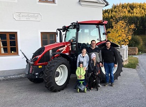 Traktorübergabe

an Familie Grünstäudl "Loschenhof" aus
3925 Arbesbach - Brunn

Valtra A114 MH4

Viel Erfolg und alles Gute!