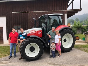 Traktorübergabe

an Familie Lumetsberger aus
  4391 Waldhausen - Handberg

Steyr 4100 Multi

Viel Erfolg und alles Gute