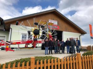Maschinenübergabe

an Maschinenring Zwettl-Weitra KG
  Ortsgruppe Bruderndorf

Pöttinger Doppelschwader Top 662

Viel Erfolg und alles Gute