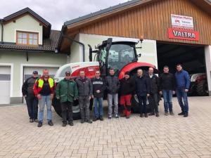 Traktorübergabe

an Maschinenring Zwettl-Weitra KG
  Ortsgruppe Bruderndorf

  Steyr 6165 CVT

Viel Erfolg und alles Gute