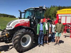 Traktorübergabe

an Familie Müller aus
3971 Sankt Martin - Harmanschlag

Steyr Multi 4120 ET
Viel Erfolg und alles Gute