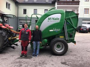 Maschinenübergabe

an Herrn Mühlbachler Peter aus
 3925 Arbesbach - Leopoldstein

McHale Rundballenpresse V660 MK4

Viel Erfolg und alles Gute!