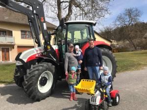 Traktorübergabe

an Familie Neugschwendtner Ferdinand
aus 3572 St.Leonhard - Obertautendorferamt

Steyr 4110 Multi mit
Hauer Frontlader XB110
Viel Erfolg und alles Gute