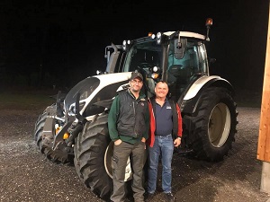Traktorübergabe

an Herrn Novak Patrik aus
9220 Velden am Wörthersee

Valtra N174D - Vorführtraktor

Viel Erfolg und alles Gute
