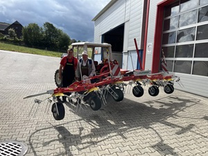 Maschinenübergabe
            
an Herrn Penz Franz aus
  3925 Arbesbach - Rammelhof

Pöttinger Zettkreisel HIT 6.61

Viel Erfolg und alles Gute!