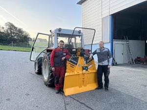 Maschinenübergabe

an Herrn Penz Peter aus
4252 Liebenau - Kienau

Uniforest Dreipunktseilwinde UNI 55Hpro

 Viel Erfolg und alles Gute