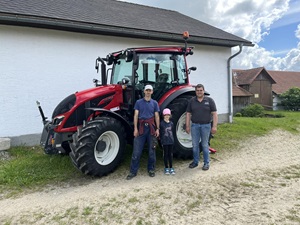 Traktorübergabe
            
an Familie Pflügl aus
4263 Windhaag - Mairspindt 

Valtra A95

Viel Erfolg und alles Gute!