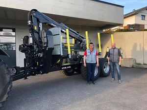 Maschinenübergabe

an Herrn Pölzl Reinhard aus
3633 Schönbach - Großpertenschlag

Holzrückewagen Palms H10U
mit Kran 7.86

Viel Erfolg und alles Gute